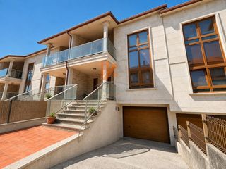 Casa adossada  Rua fontela. Espacio, tranquilidad y una ubicación estratégica en pleno camin