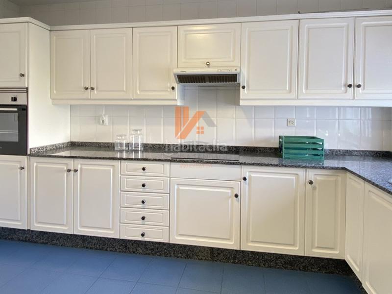 Foto 1dc001b2-e650-4dc7-908e-f7dcee1860e4. Lloguer pis a r. de montero ríos a Ensanche - Sar Santiago de Compostela