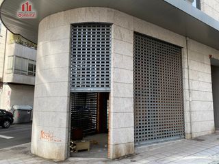 Lloguer Local Comercial a Ventiun. Bonito local en el veintiuno.