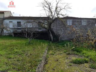 Casa a Coles. Antigua casona de piedra con jardín para reformar en ferreiros.