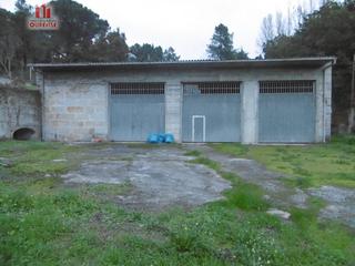 Nau industrial a As Lagoas. Nave con parcela en la zona de velle.
