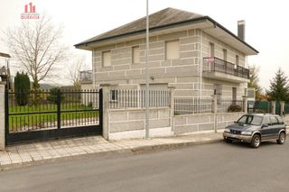 Maison à Nogueira de Ramuín. Chalet de piedra en la zona de luintra ourense