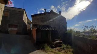 Maison à Vilamarín. Pequeña vivienda de piedra situada en un pueblo de villamarín