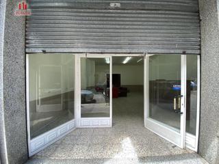 Lloguer Local Comercial a Universidad. Se alquila almplio local situado en lagunas