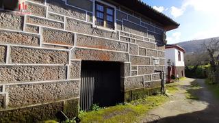Casa a Allariz. Casa de piedra para reformar con patio y parcela enfrente