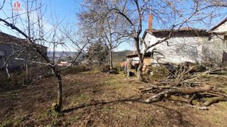 Casa a As Lagoas. Casa de piedra pareada con parcela sita cerca de ceboliño.