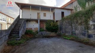 Casa a San Cibrao das Viñas. Casa de piedra para reformar, con patio y pequeño jardín, en sou