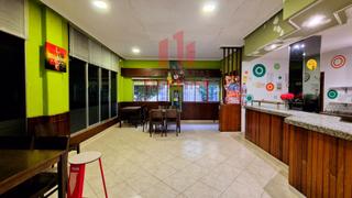Lloguer Local Comercial a A Carballeira. Cafetería lista para continuar con la actividad.