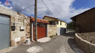 Casa a Toén. Casa reformada con buena parcela en toén.