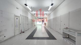 Lloguer Local Comercial a Posío. Amplio local acondicionado muy próximo al jardín del posío.