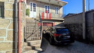 Casa a Castrelo de Miño. Casa de piedra con patio y terraza con buenas vistas en la zona