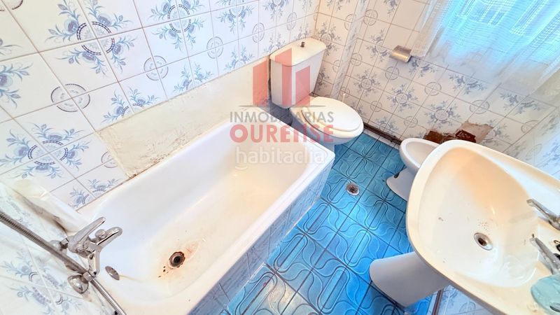 Foto 4d609f36-a1af-40be-a18c-7cebf467fe54. Edificio  compuesto por cuatro viviendas con trasteros y terraza en Mariñamansa. en Ourense
