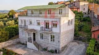 Edifici a Mariñamansa. Edificio compuesto por cuatro viviendas con trasteros y terraza