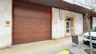 Lloguer Local Comercial a Posío. Gran local comercial próximo al centro hospitalario universitari