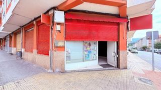 Lloguer Pis a Ventiun. Local comercial con gran fachada a dos calles de o vinteún
