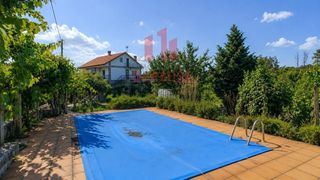 Casa en San Cibrao das Viñas. Casa con piscina y parcela de más de 1000 m2 al lado del polígon