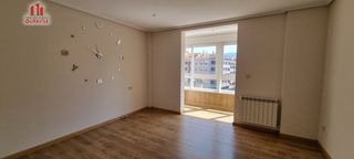 Miete Etagenwohnung in Couto. Amplia vivienda sin muebles en la zona del couto