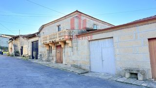 Maison à Trasmiras. Casa tradicional de piedra con gran parcela y anexos en abavides