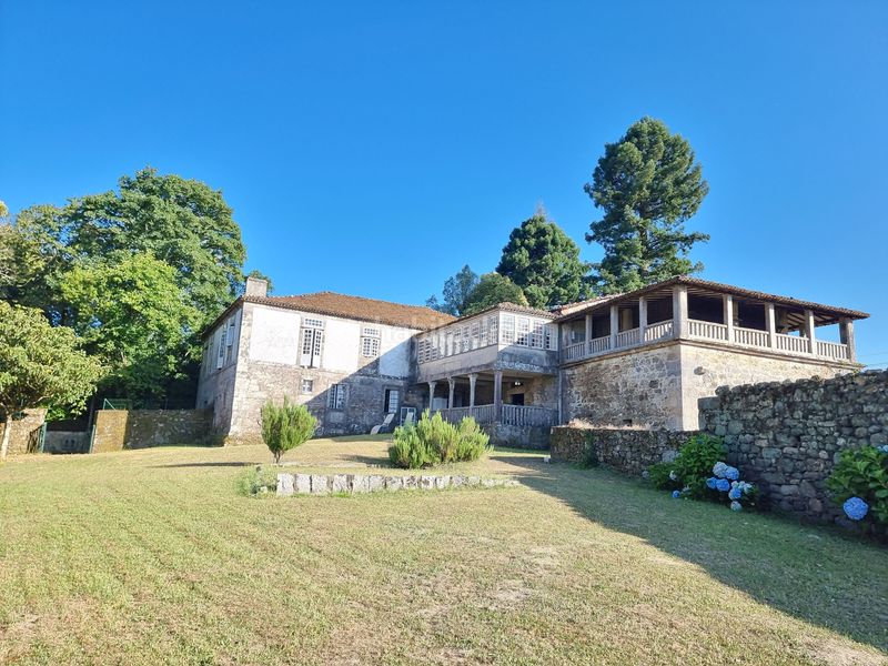 Foto ec75cb4d-b0ea-4d20-9f6b-5c0ee2dd175e. Haus mit heizung parking in Estrada (A)