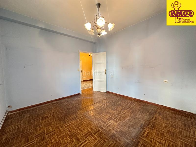 Foto bf20778b-7860-4cdf-a297-8b00e46323cf. Piso  en venta en plaza roja en Ensanche - Sar Santiago de Compostela