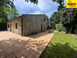 Casa  Rúa xunqueira. Chalet de piedra independiente en venta en bertamiráns