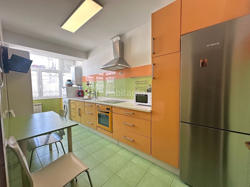 Foto 1afc5fac-37d1-4a63-bf81-672e04358f35. Piso  en venta en san pedro de mezonzo - plaza roja en Santiago de Compostela