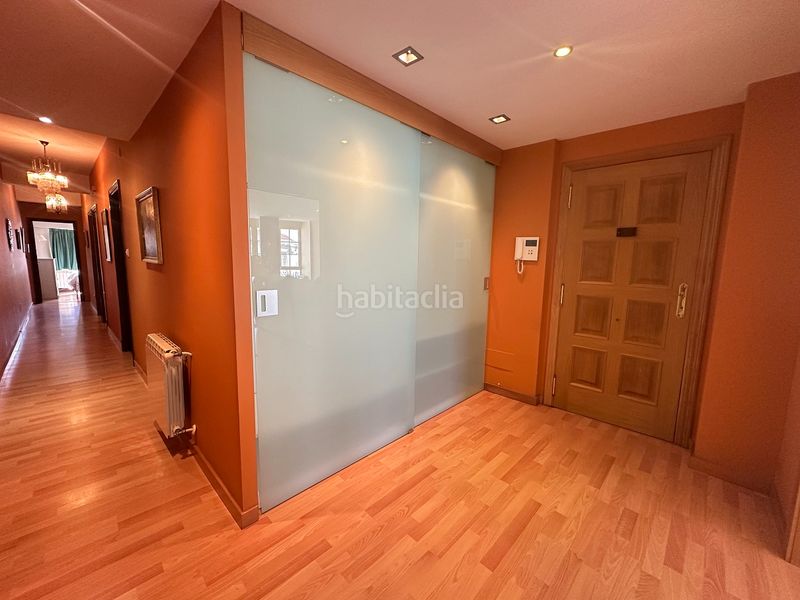 Foto a8b0cd6a-17fd-465b-bdce-1f75ba9bc2a3. Piso  en venta en san pedro de mezonzo - plaza roja en Santiago de Compostela