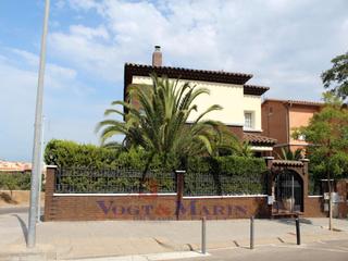 Xalet  Carrer de bernat desclot. Casa moderna en el centro de roses con vista al mar