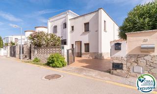 Casa  Carrer montgrí. Casa de 4 dormitorios con jardín y garaje a pocos metros de la p