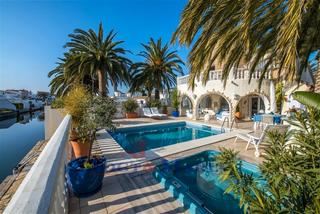 Xalet  Carrer norfeu. Amplia villa al canal con amarre de 12 m, con apartamento invita