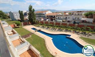 Appartement  Carrer del puig rom. Apartamento en planta baja con piscina y parking en empuriabrava