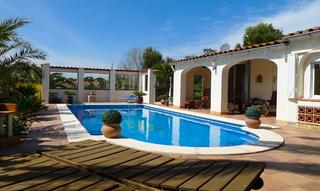 Xalet  Carrer vitòria. Villa en planta baja con piscina privada en mas fumats, roses