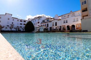 Pis  Carrer puigmal-e1. Acogedor apartamento con vistas despejadas en una zona tranquila