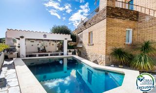 Xalet  Carrer roma. Casa independiente con gran jardín y piscina en mas oliva, roses
