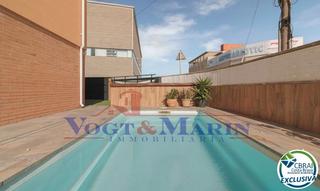 Casa adossada  Passatge puigmal/a. Amplia casa con jardín y piscina cerca de todos los servicios en