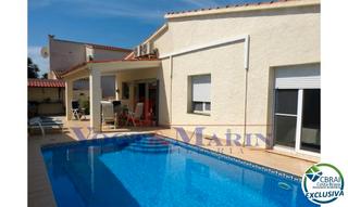 Xalet  Carrer montgrí. Casa con gran terreno y piscina en montgri, empuriabrava