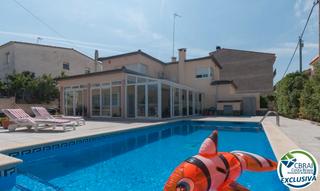 Xalet  Carrer puigmal. Casa con piscina y garaje a 650m del mar en mas mates, roses