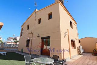Xalet  Carrer requesens. Casa independiente con piscina cerca de los canales en requesens
