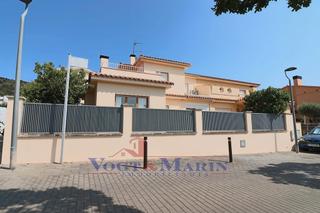 Casa aparellada  Carrer de pere iii. Exclusiva casa pareada con jardín privado, porche y vistas despe