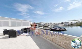 Casa adossada  Carrer tordera. Casa con amarre y vista al canal en empuriabrava
