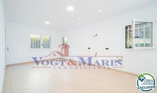 Apartament  Carrer de bernat metge. Apartamento reformado a 30 m de la playa en salatà, roses