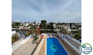Casa  Carrer noguera. Encantadora casa con amarre y vistas al canal en empuriabrava