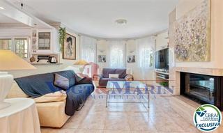 Casa  Carrer mas nou. Casa independiente con piscina, garaje y jacuzzi en empuriabrava