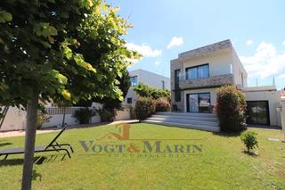 Casa  Carrer ter. Moderna casa contemporánea en canal ancho de empuriabrava
