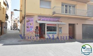 Transfer Business premise  Carrer de sant sebastià. Traspaso de tienda de helados y chuches en pleno centro de roses