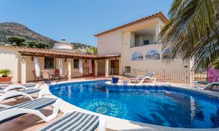 Casa  Carrer castella. Villa renovada con 3 apartamentos, piscina y garaje en roses