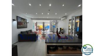 Casa aparellada  Carrer montseny. Villa con licencia turística y piscina en empuriabrava