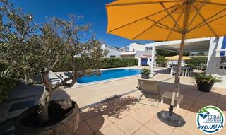 Casa  Carrer montseny. Casa de una sola planta con licencia turística en empuriabrava
