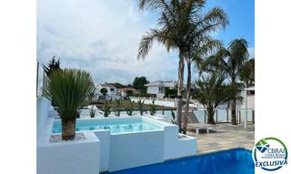 Casa  Carrer falconera. Casa moderna con piscina y amarre a 600m de la playa de empuriab
