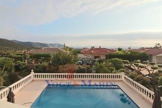 Casa  Carrer andalusia. Exclusiva casa con vistas al mar y amplio jardín con piscina pri